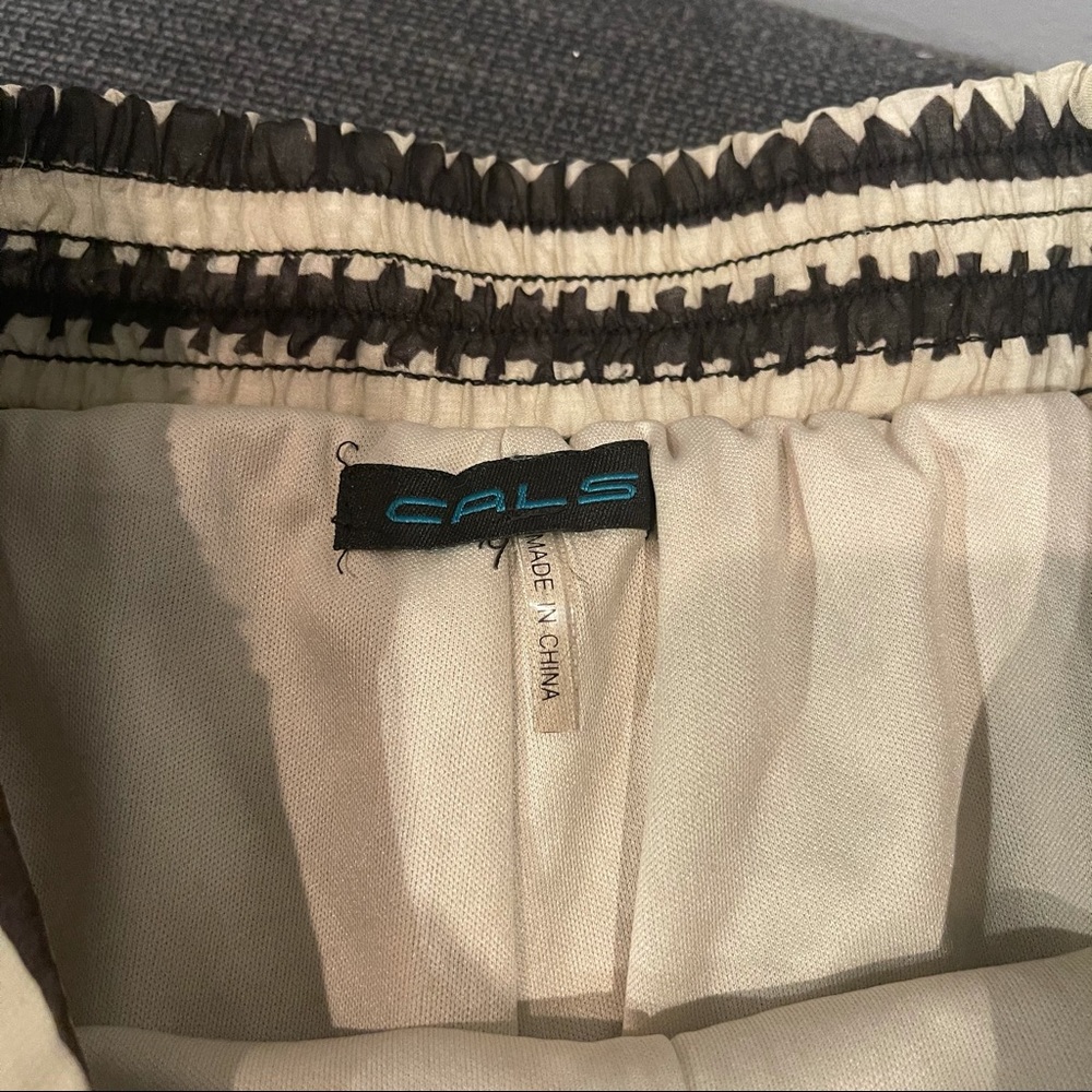 Flowy Patterned Pants - Picture 2 of 2